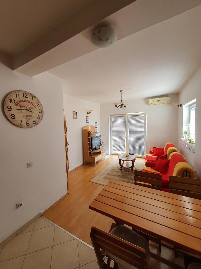 Zogu Apartments - City View พริสตีนา ภายนอก รูปภาพ